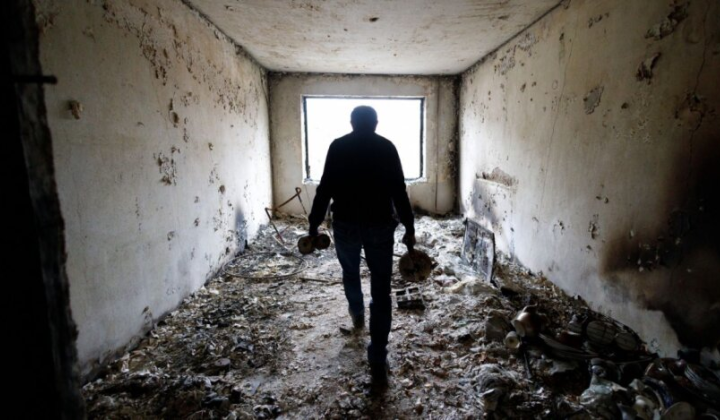 Зображення людей з чеками за ЖКГ