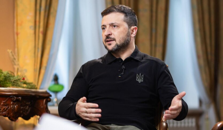 Президент Зеленский на фоне украинского флага