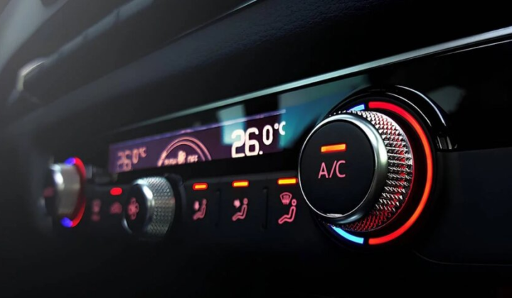 Водій натискає на кнопку в авто