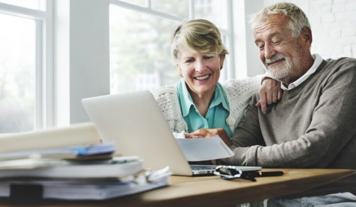 Пенсионер заполняет форму для выплат