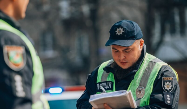 Дрифтующий автомобиль на трассе