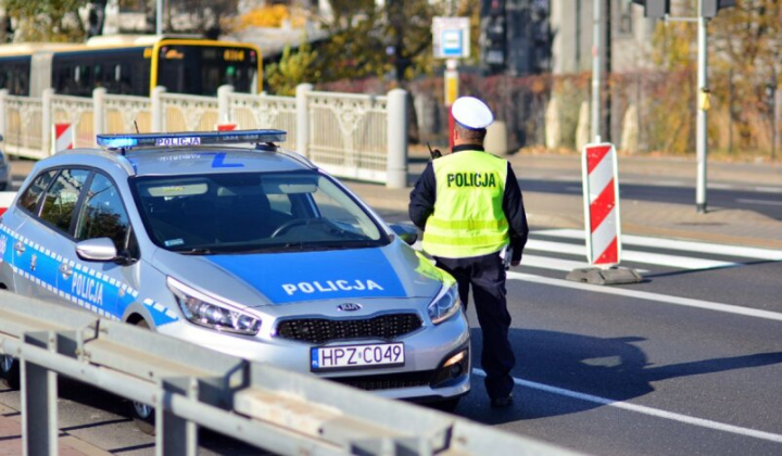 Поліцейський зупиняє автомобіль на дорозі