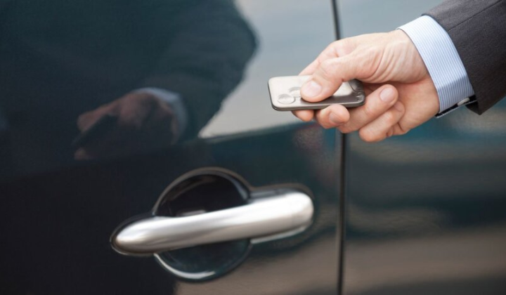 Автомобиль на дороге с банкнотами