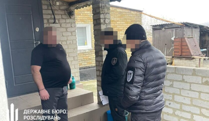 Офіцер змушує солдатів будувати дім