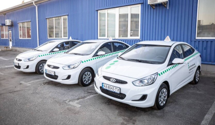 Світлина дорожньої афіші з написом «78% кандидатів не отримують водійські права»