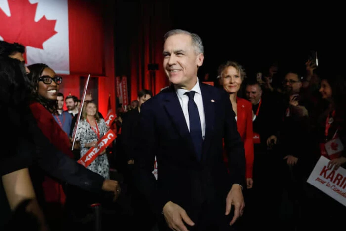 Трамп изображён во время пресс-конференции