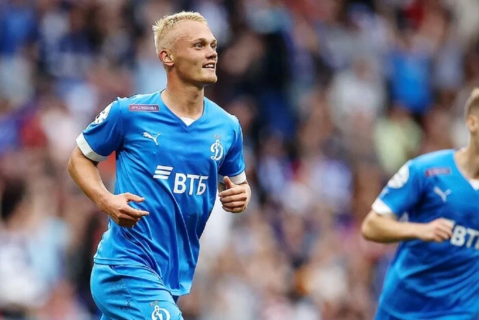 Футболіст розмовляє по телефону в коридорі