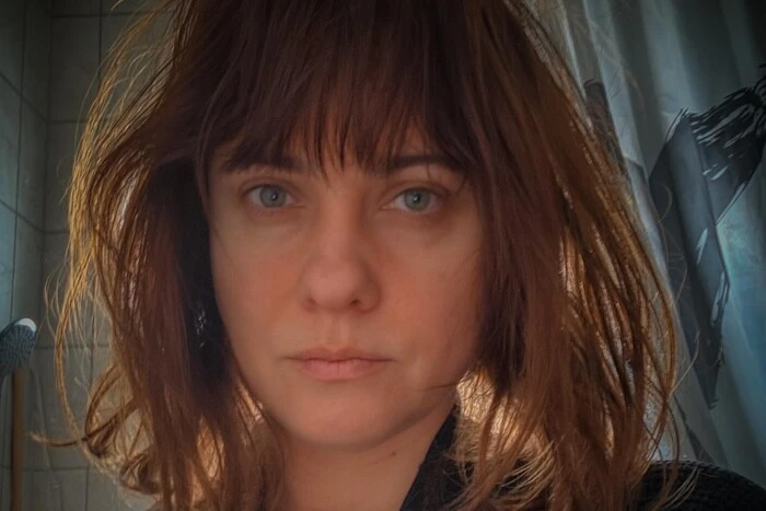 Телеведущая с грустным выражением лица