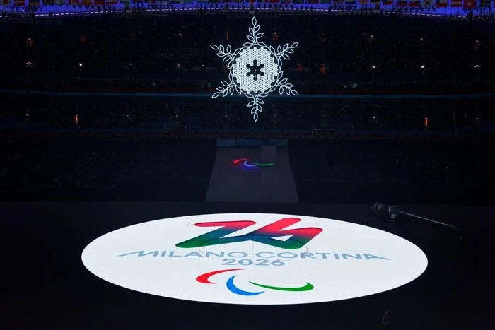 Паралімпіада: символічне зображення на фоні прапорів