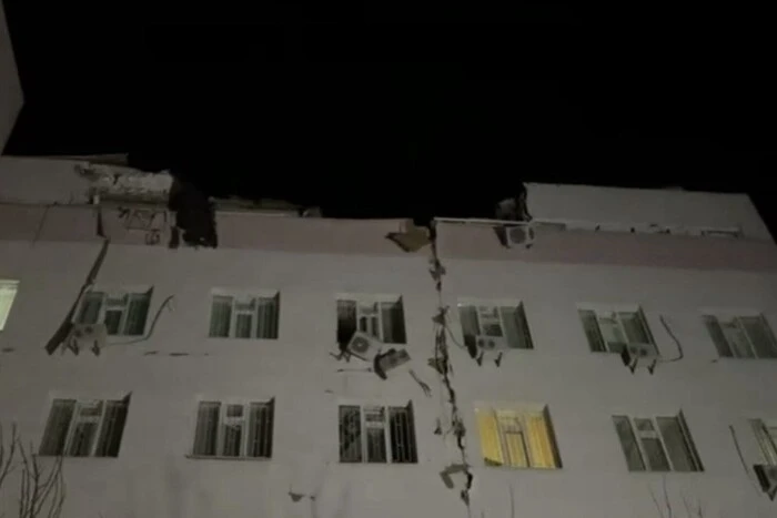 Поврежденная больница после атаки россиян
