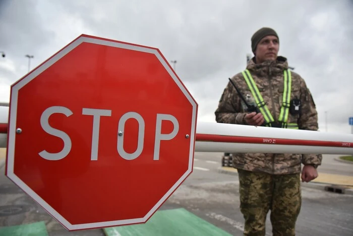 Паспорт та багаж на пункті пропуску