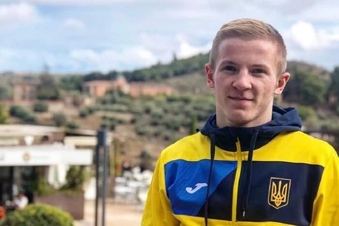 Каратист повертає спину Україні