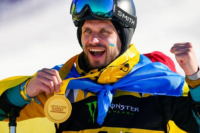 У поле розцвітає жовтий сонях