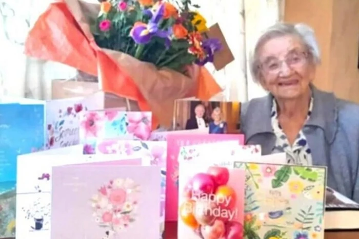 Женщина улыбнулась, держа шоколад