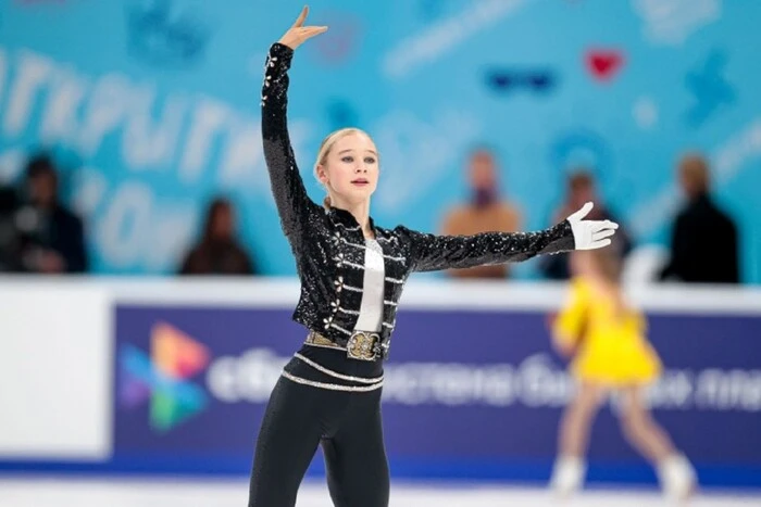 Фигуристка в спортивном костюме тренируется