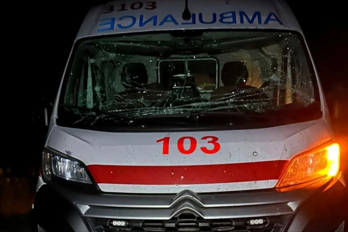 Автомобиль скорой помощи после атаки