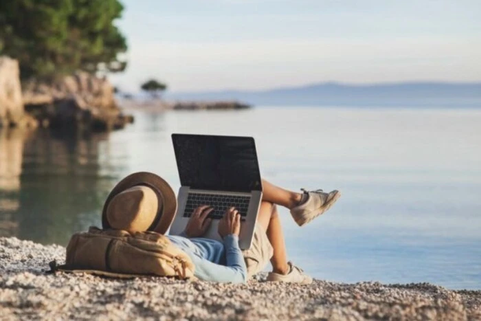 Група молодих людей відпочиває на пляжі