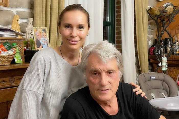 Донька Віктора Ющенка грає з iPhone