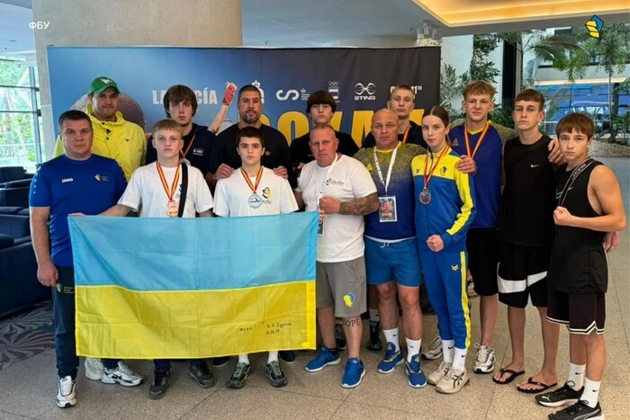 Украинские боксёры на пьедестале с наградами