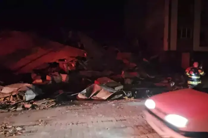 Поврежденные здания в результате землетрясения