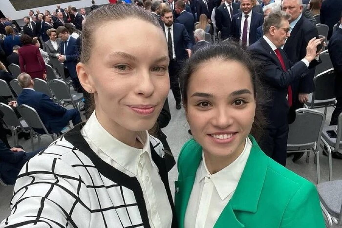 Фото російської жінки на фоні новин