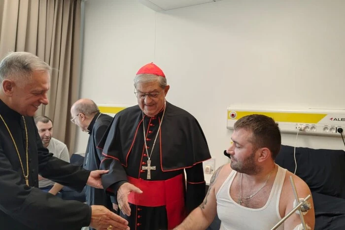 Посланец Папы посетил раненых защитников