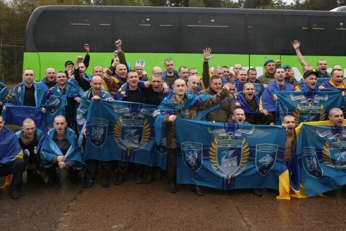 Вернени из плена украинские военнослужащие