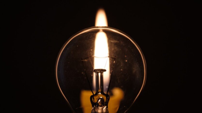 Людина у квартирі виключає електрику