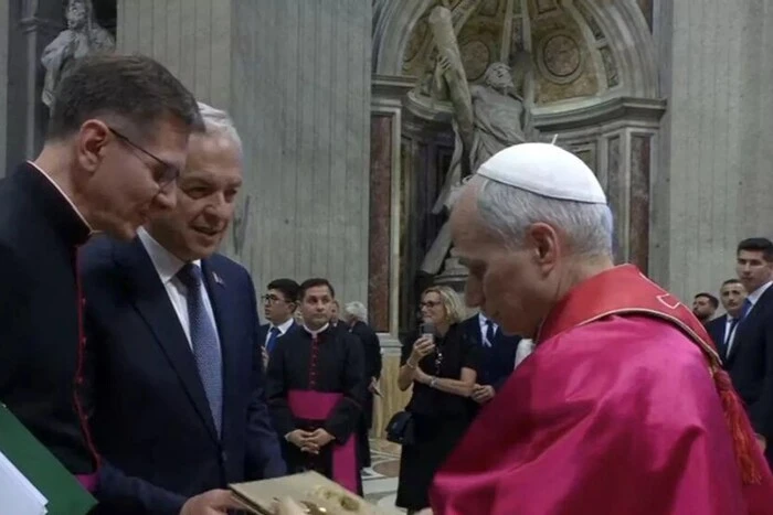 Лукашенко дарит Папе Римскому подарок