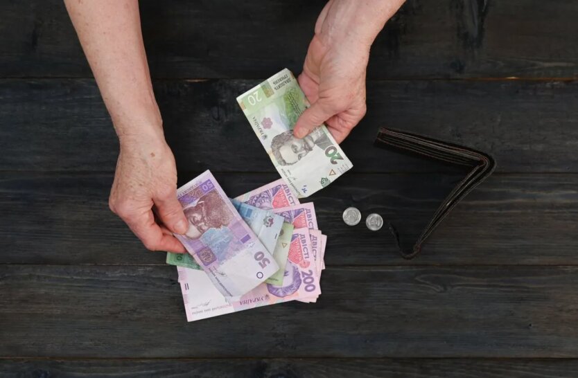 Пенсии в Украине осенью: кто получит самые большие доплаты