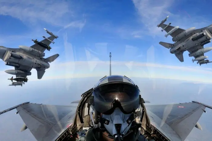 Український льотчик Максим Устименко вночі