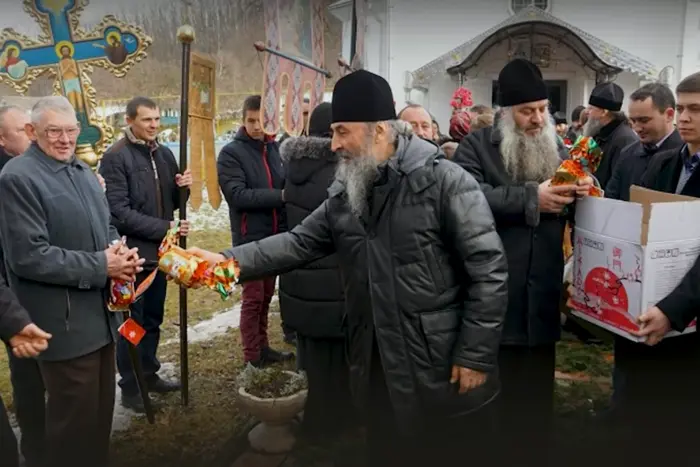 Митрополит Онуфрий поет в хоре