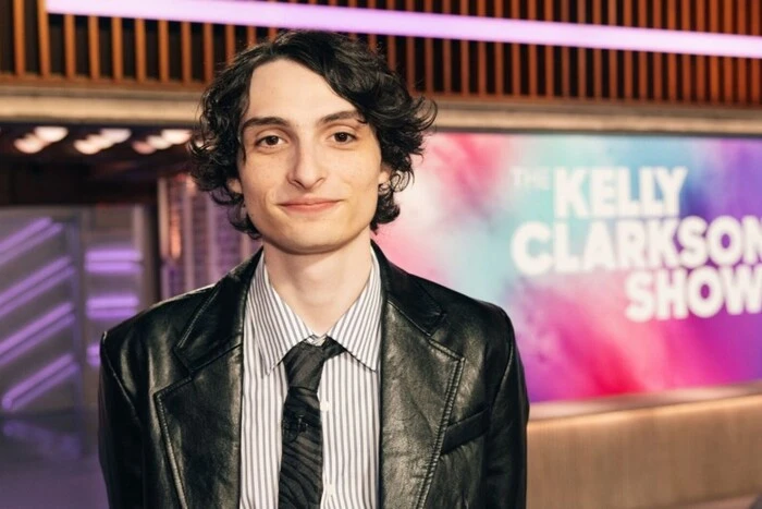 Зірка серіалу «Дивні дива» допомагає Україні