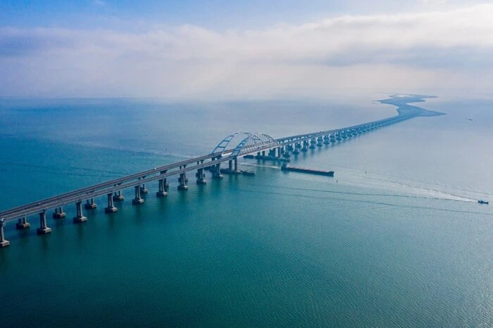 Зупинено рух Кримським мостом через загрозу БпЛА