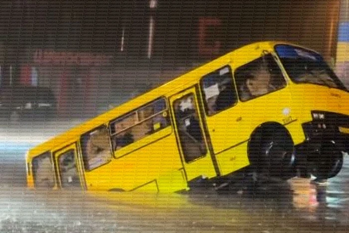 Маршрутка у провалля під час зливи