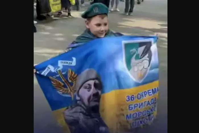 Хлопчик зустрічає українців з російського полону