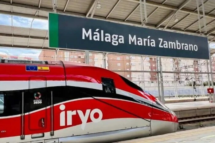 Поезд на фоне гор в Испании