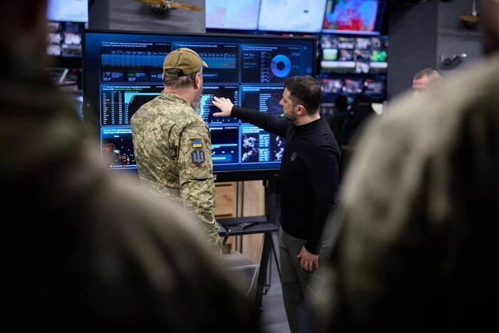 Зеленський слухає доповідь Мадяра про розвиток безпілотників