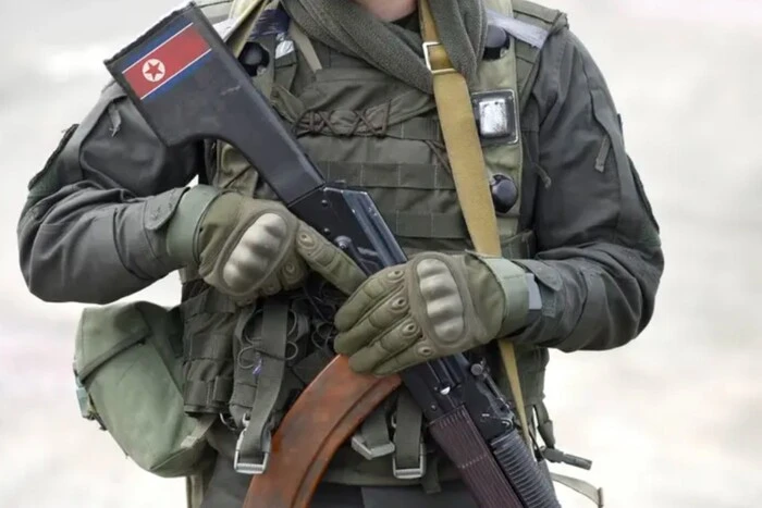 десантники затрудняют пленника КНДР
