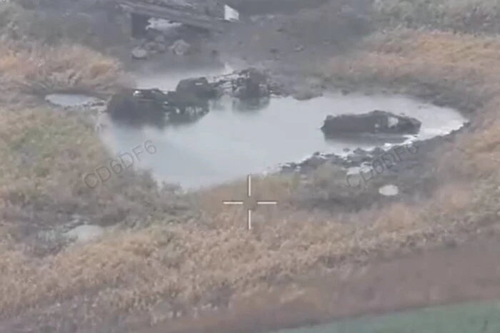 Бронемашини окупантів загрузли в болоті