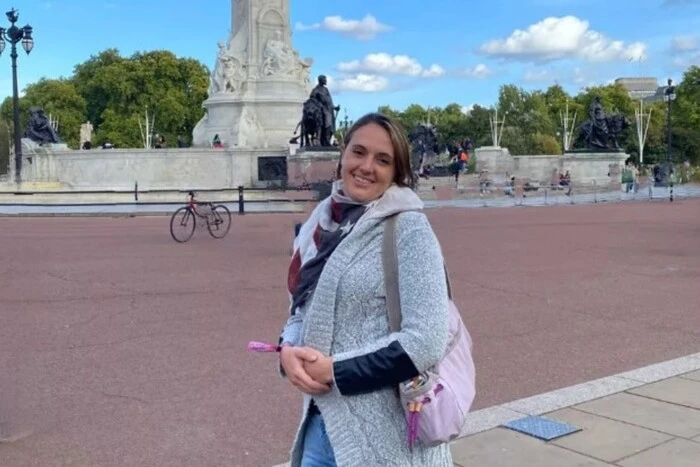 Жінка підтримує живіт після Covid-19