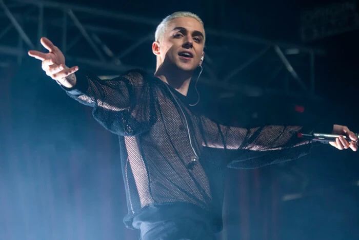 Співак виступає на сцені під час концерту