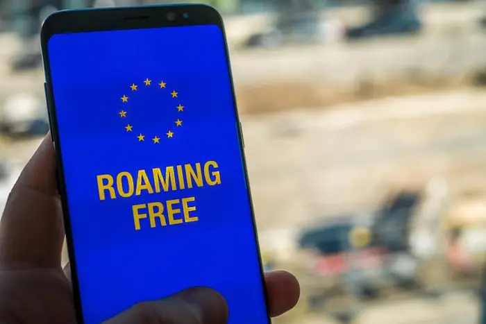 Флаг Украины и логотип Европейской комиссии