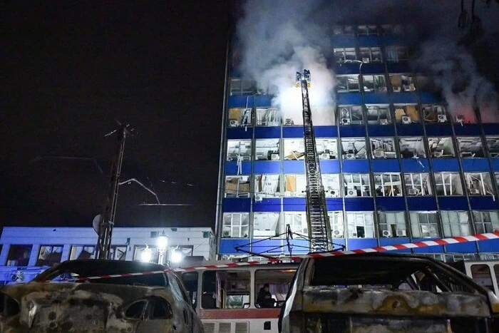 Поисково-спасательные работы после авианалета на Запорожье