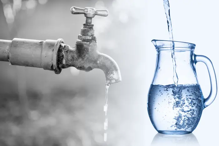 11 гробов, разбросанных в грязной воде