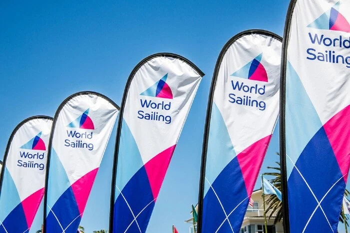 Парусні човни з символікою Міжнародної федерації парусного спорту