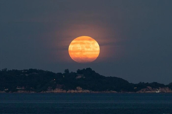 Осетровий місяць на зображенні