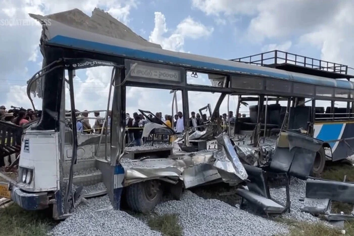 Вантажівка врізалася в автобус на півдні Індії