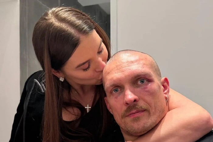 Жена Усика радостно поздравляет боксёра