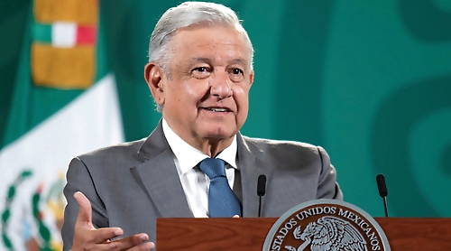 Владимир Путин со сложенными руками